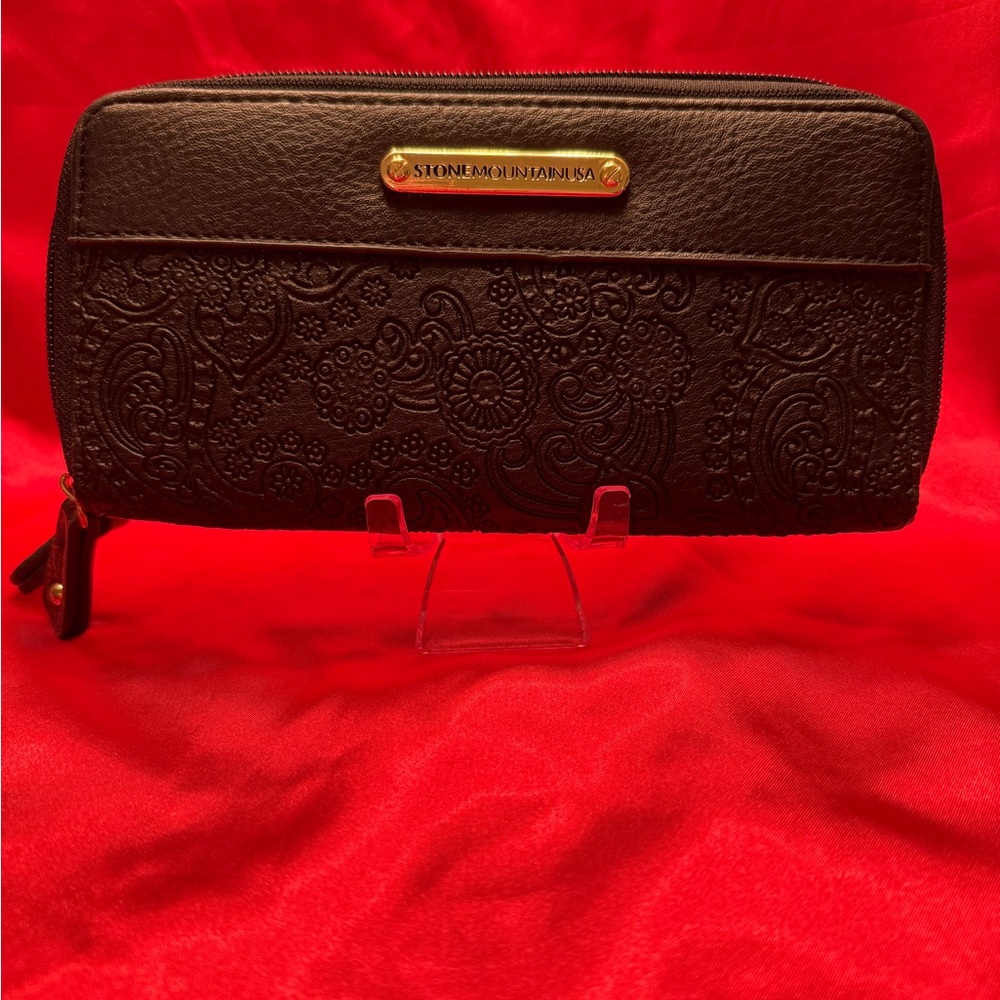 Stone Mountain Black Leather Wallet with Gold Accents